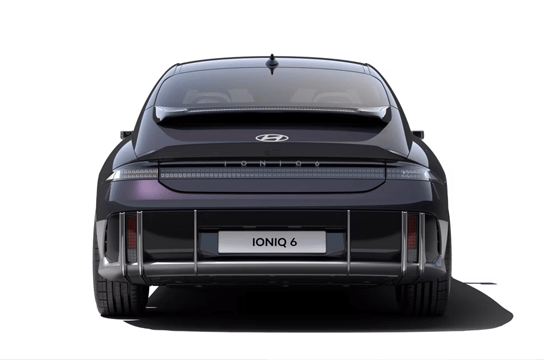 Une poupe effilée distinctive.